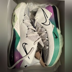LEBRON 17 LOW “GLOW IN THE DARK